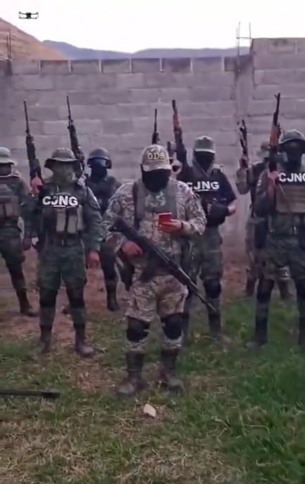 En el video se observa un dron y al menos una docena de presuntos sicarios del CJNG.Foto: Captura de pantalla / Redes Sociales