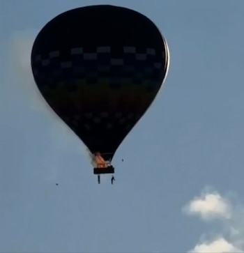 Una persona se suspende de