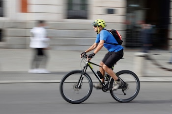 En la imagen de archivo, un hombre se desplaza con una bicicleta. EFE/Zipi