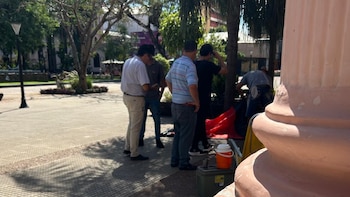 Policías de Misiones exonerados se encadenaron a Casa de Gobierno y piden ser reincorporados a la fuerza