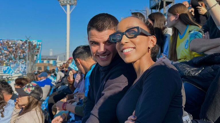 Zárate, con su novia, en el estadio de Temperley