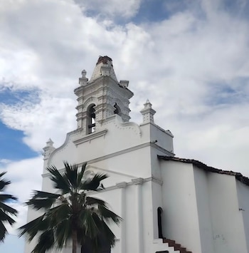La colonial iglesia de Parita, en la provincia de Herrera, construida en 1656, sufrió el desmoronamiento de la parte superior de su torre. (Cortesía)