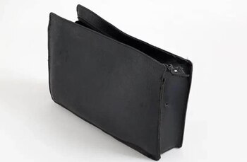 Un bolso con una cámara