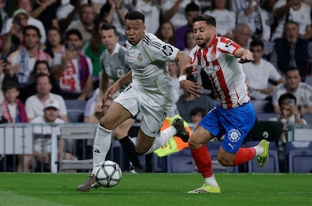 Alex Moreno, con la equipación 'retro' del Girona, en una acción con Mbappé. EFE/ Juanjo Martín