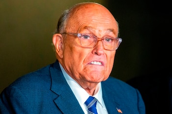 El portavoz Ted Goodman confirmó que Giuliani respira sin ayuda y sigue bajo estricta vigilancia médica para controlar la infección pulmonar (AP foto/Ted Shaffrey)