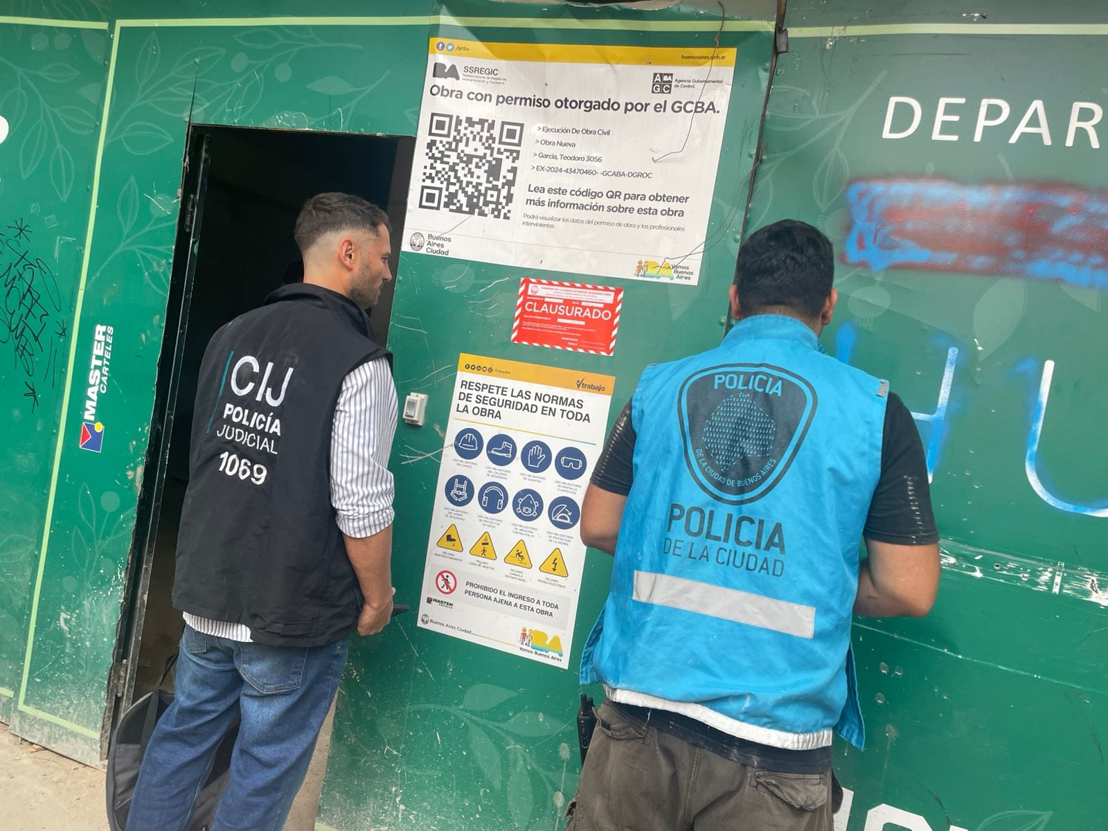 La faja de clausura colocada en la fachada