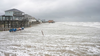 Millones de personas bajo alerta por inundaciones históricas en cinco estados de EEUU tras el paso de Arthur