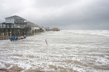La tormenta Arthur perdió sus características tropicales el 17 de junio, pero su humedad remanente del Golfo de México sostuvo las lluvias intensas. (Brett Coomer/Houston Chronicle via AP)