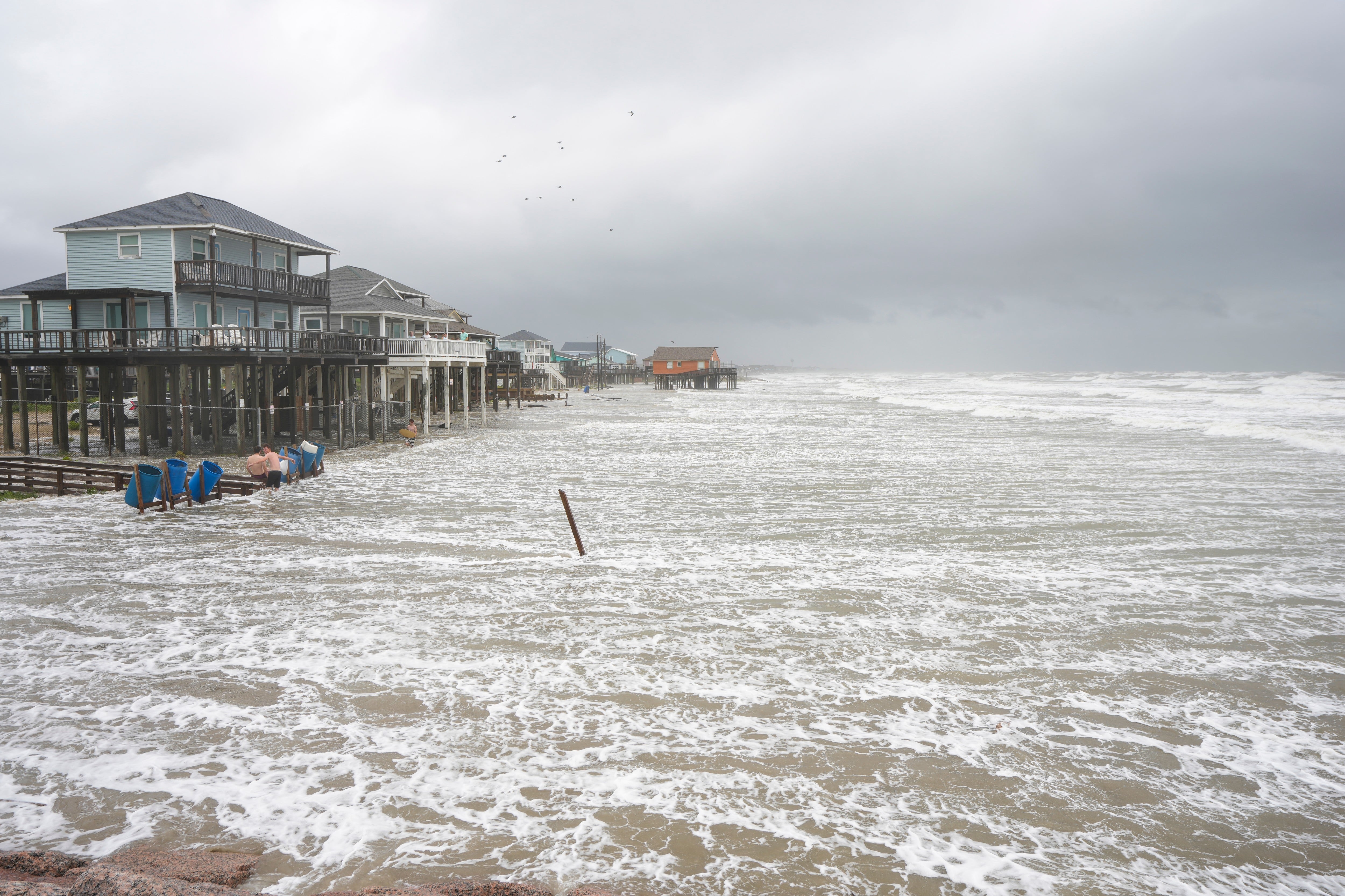 La tormenta Arthur perdió sus características tropicales el 17 de junio, pero su humedad remanente del Golfo de México sostuvo las lluvias intensas. (Brett Coomer/Houston Chronicle via AP)