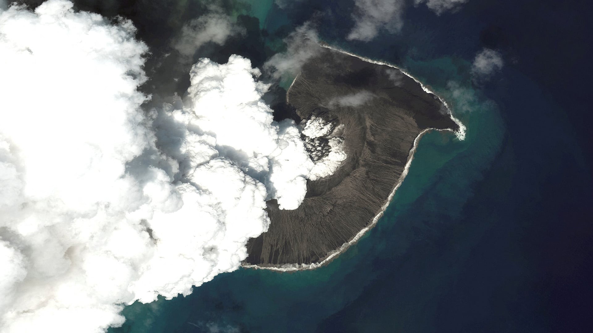 La erupción del volcán Hunga Tonga–Hunga Ha’apai generó ondas atmosféricas que, junto a un frente cálido local, provocaron olas extremas inéditas en las costas de Argentina y Uruguay en 2022 (Archivo)