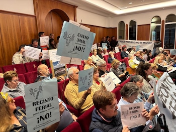 Vecinos de Pozuelo, de la asociación POZCAVIR, protestando contra el Palacio de Congresos en el pleno municipal