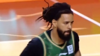 El rapero estadounidense J. Cole solo disputó 8 minutos en la liga china al retrasarse su visado de trabajo (Captura de video)