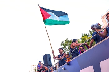 El astro del Barcelona sostiene una bandera palestina al celebrar la consagración del equipo como campeones de la Liga de España, el lunes 11 de mayo de 2026, en Barcelona - crédito AP Foto