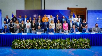 Integrantes del Consejo Superior del Trabajo, autoridades gubernamentales, representantes de empleadores y trabajadores, junto a delegados de organismos internacionales (Cortesía @PrensaMiTrabajo).