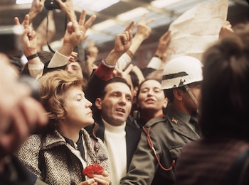 Los claveles se volvieron un símbolo de la revolución de 1974: la sociedad civil acompañó a los militares rebeldes. EFE/jgb/Archivo