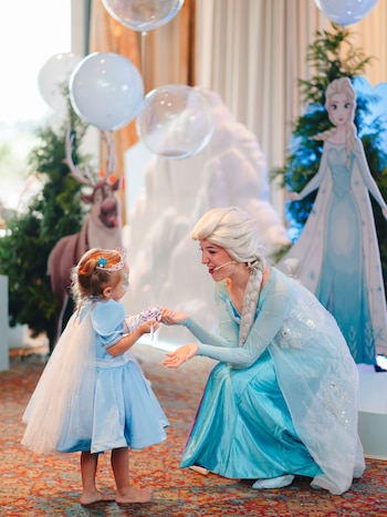 La cumpleañera junto a una