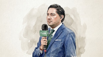 Pintura de acuarela de un hombre con traje azul y corbata verde, sosteniendo un micrófono de TUDN. Tiene un auricular y un fondo neutro.