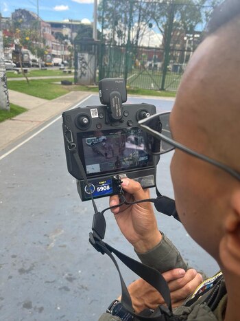 Los uniformados observando las acciones