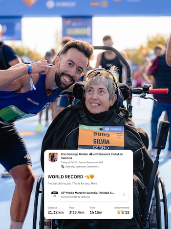 Un corredor junto a una mujer en silla adaptada con dorsales de carrera y una gráfica superpuesta con estadísticas de distancia y tiempo