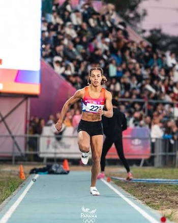 Nathalee Aranda, atleta panameña de 31 años nacida en Colón, dominó la final de salto de longitud en los Juegos Suramericanos Santa Fe 2026 con los cuatro mejores registros de la prueba. (Imagen de cortesía)