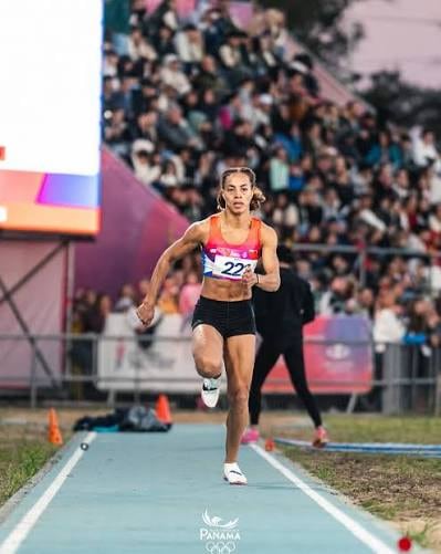 Nathalee Aranda, atleta panameña de 31 años nacida en Colón, dominó la final de salto de longitud en los Juegos Suramericanos Santa Fe 2026 con los cuatro mejores registros de la prueba. (Imagen de cortesía)