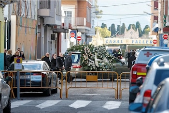 El coche fúnebre con el