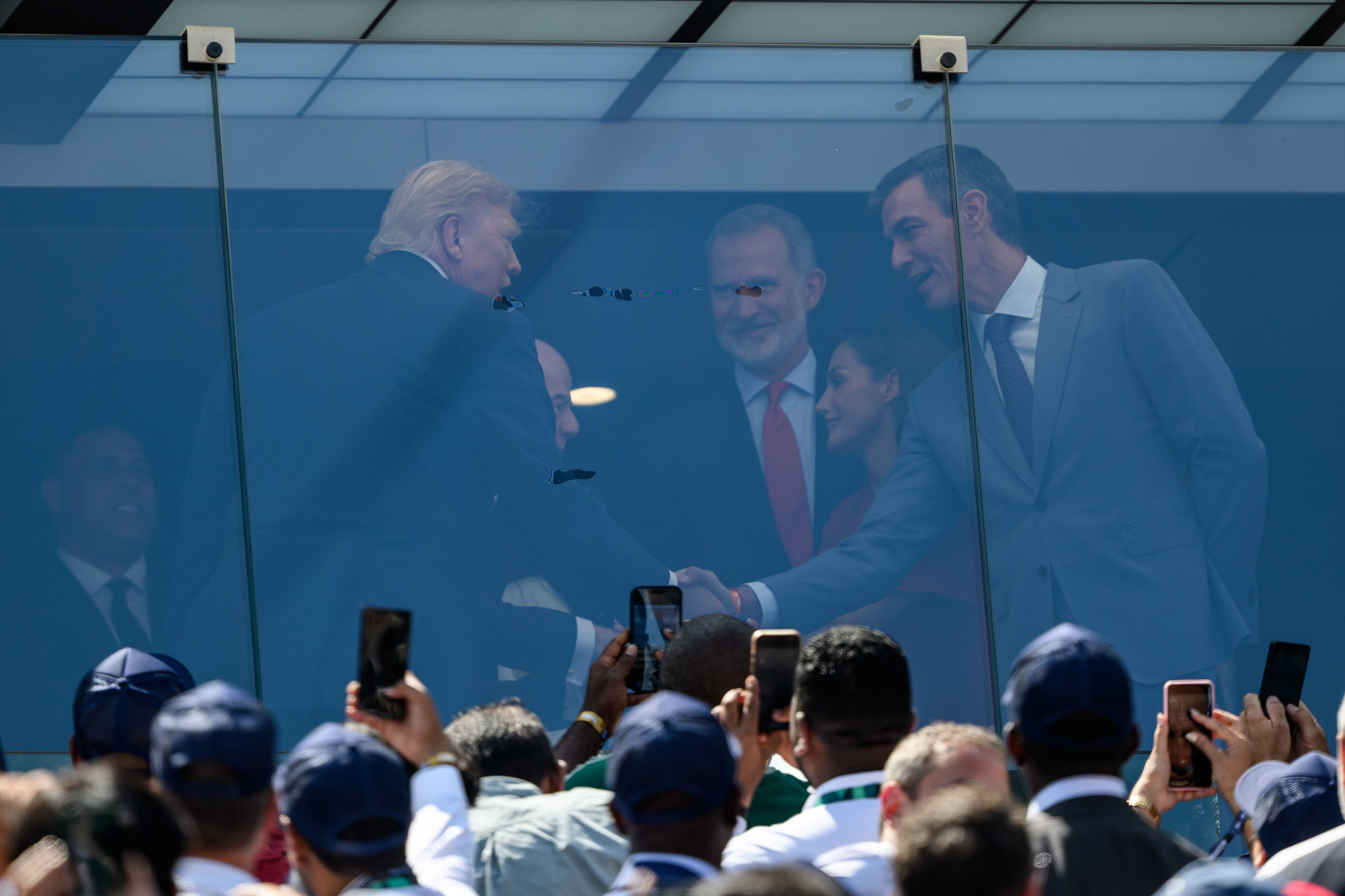 Donald Trump, el rey Felipe VI y Pedro Sánchez, antes de que empezara la final del Mundial. (Joel Marklund/Bildbyran/Sipa USA)