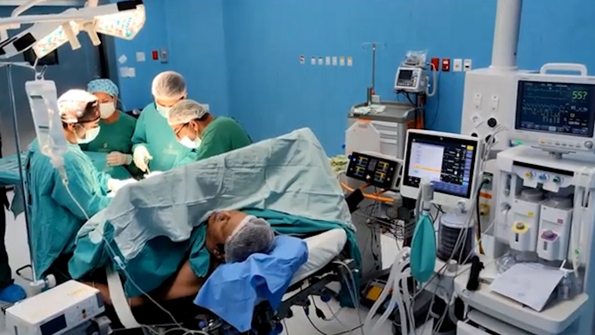 La pieza extraída en la cirugía fue enviada al Servicio de Patología para determinar las características del tumor tratado en Bolivia (Captura de video: YouTube)