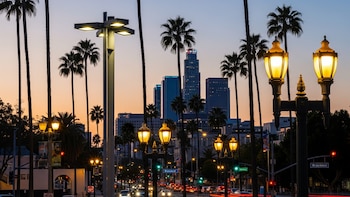 Aumento del 120% en tarifa de alumbrado público impacta a propietarios de Los Ángeles - VisualesIA ScribNews