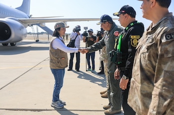 Keiko Fujimori visita Piura para supervisar trabajos de descolmatación por el Fenómeno El Niño. (Foto: Presidencia Perú)