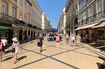 Lisboa encabezó el ranking de bienestar turístico de BookRetreats 2025 por sus horas de sol, espacios verdes y facilidad para recorrer la ciudad a pie (EFE/ Carlota Ciudad)