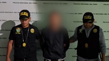 Tres personas de pie de frente; un individuo con rostro pixelado escoltado por dos agentes de policía uniformados. Fondo con el logo de la Policía Nacional del Perú