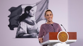 Sheinbaum condena ‘vandalismo’ contra estatua de Felipe Calderón en Los Pinos y critica su presentación en foro de derecha