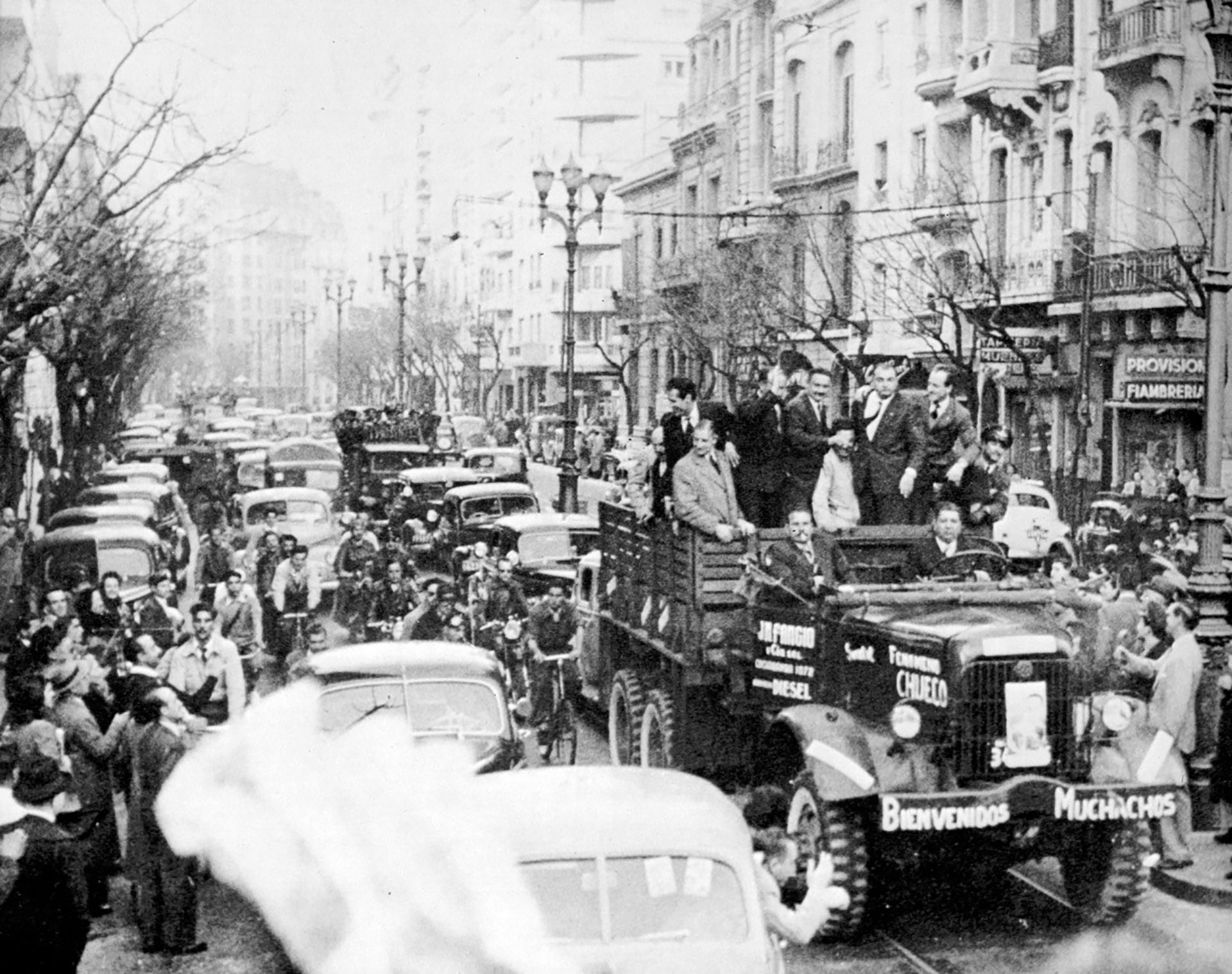Bienvenida a Fangio en 1951. En la imagen aparece saludando arriba del camión. Fue acompañado por Froilán González, su gran amigo (Museo Fangio)