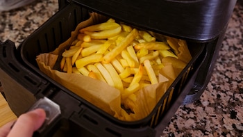 Patatas fritas en la freidora de aire (AdobeStock)