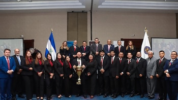 Estudiantes de la Universidad de El Salvador ganan el concurso nacional de juicios orales en derecho civil y mercantil
