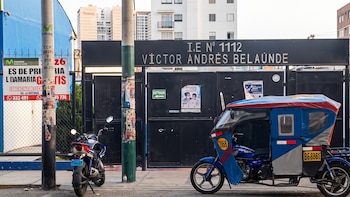 Encapuchados en videos intimidatorios: siete escolares amenazan con matar al director de su colegio en La Victoria