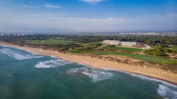 El impresionante Parador a orillas
