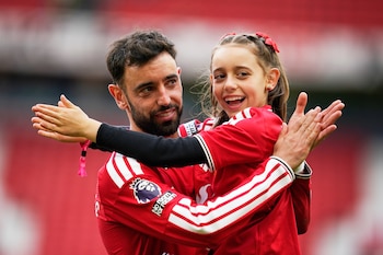 Bruno Fernandes rechazó una oferta de £200 millones para quedarse en el Manchester United, priorizando sus valores y la familia (AP/Dave Thompson)