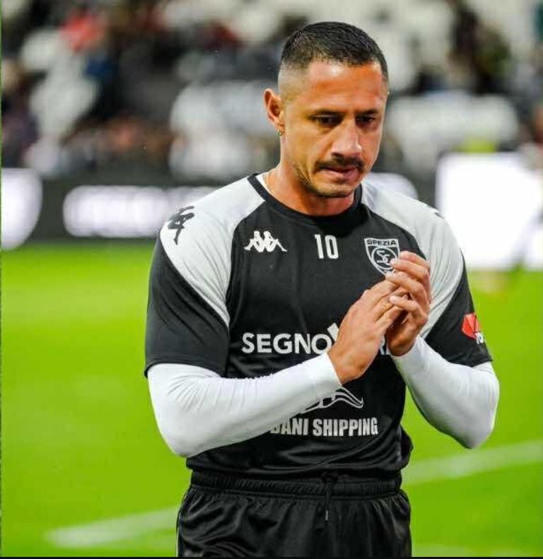 Gianluca Lapadula volvió a sumar minutos con Spezia en la derrota ante Carrarese, pero el equipo continúa en crisis y se mantiene en zona de descenso tras otra jornada sin victorias. (Facebook / Spezia Calcio)