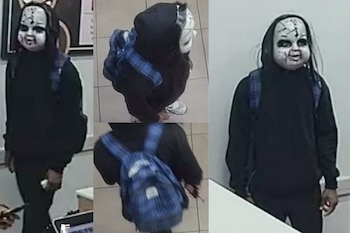 Un hombre lleva una máscara blanca de muñeca, una sudadera negra con capucha y una mochila azul a cuadros en varias tomas de cámara