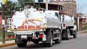 Pobladores de Cholula logran que las autoridades saquen las “Pipas del Bienestar” que estacionaron en una zona arqueológica