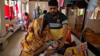 Bangladesh lanza una campaña urgente de vacunación tras un brote de sarampión que dejó más de cien muertes infantiles