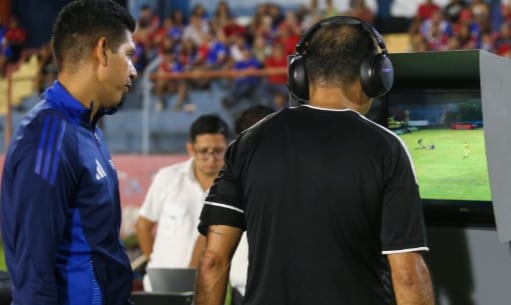 Un paso firme en el deporte: El Salvador estrena el Football Video Support (FVS) en la Primera División