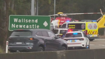 La policía de Nueva Gales del Sur informó que diez personas resultaron heridas en el incidente, lo que provocó una importante movilización de los servicios de emergencia (Créditos: Nine News)