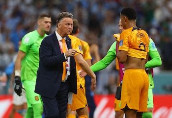 Louis van Gaal habla con