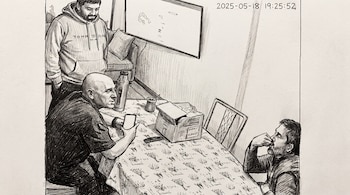Dibujo de tres hombres en un interior. Uno calvo mira un teléfono junto a un termo, mate y una caja sobre una mesa. Fecha visible: 2025-05-18.