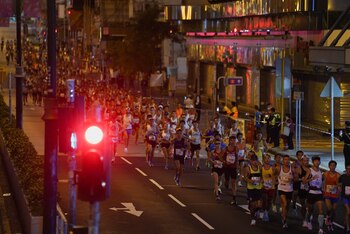 18,500 atletas participaron en el maratón de Hong Kong este domingo. Sin embargo, la maratón de Beijng fue cancelada y la Wuhan pospuesta (REUTERS/Lam Yik)