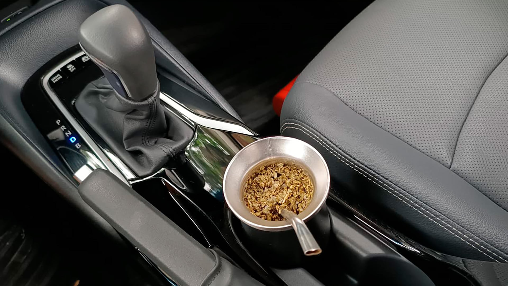 La provincia de Mendoza multará a los conductores que sean sorprendidos por un control tomando mate mientras están al volante