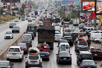 Los vehículos circulan en Khaldeh en dirección al sur, después de que entrara en vigor un alto el fuego entre Israel y Hezbollah, Líbano, 27 de noviembre de 2024. REUTERS/Mohamed Azakir